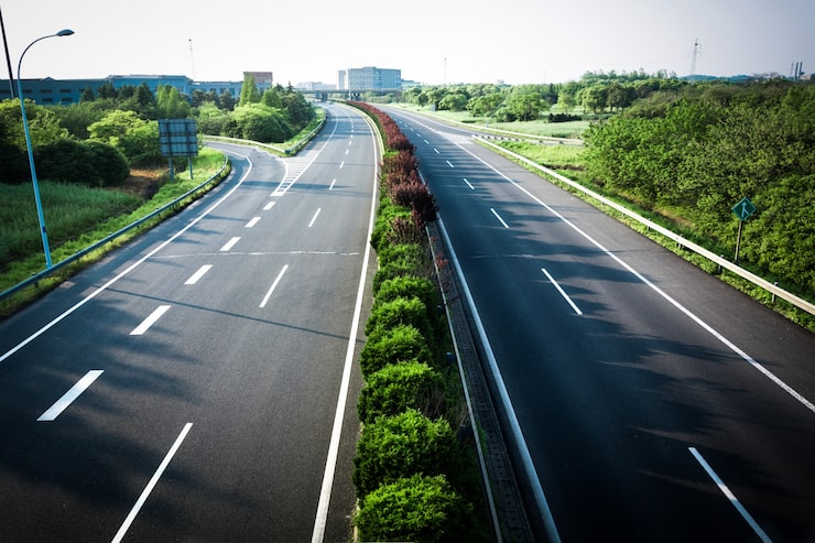 Road connectivity and expressway access near Kolte Patil Hinjawadi